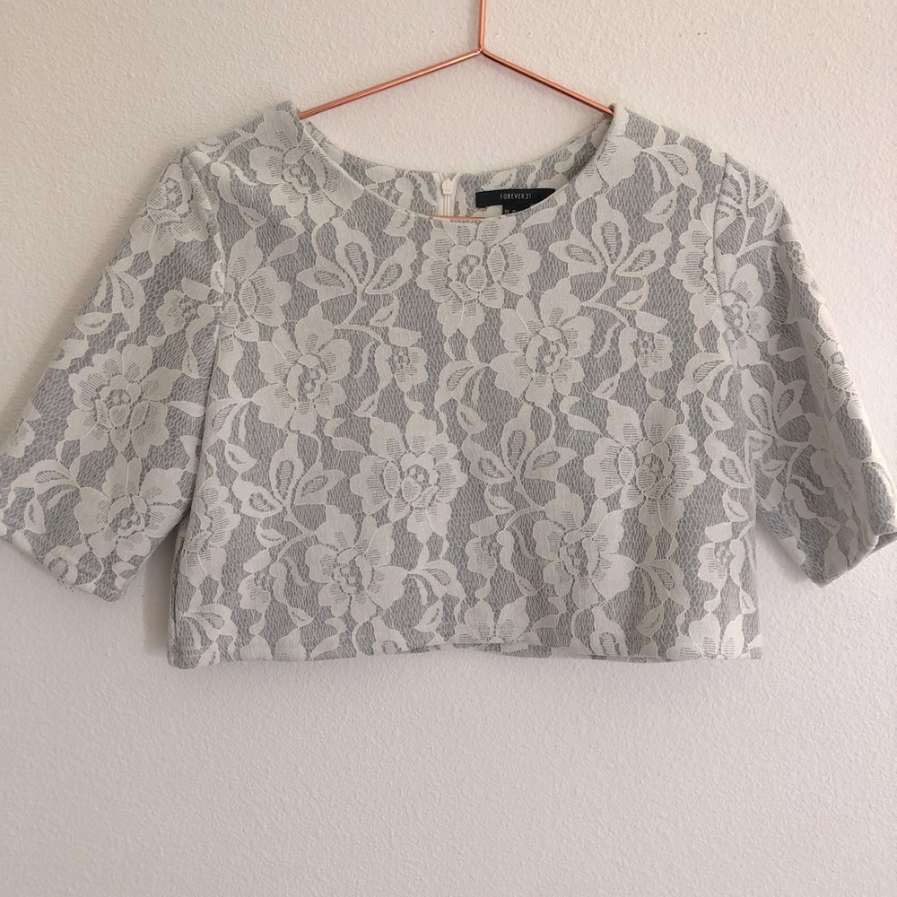 Super cute cropped top with flower print